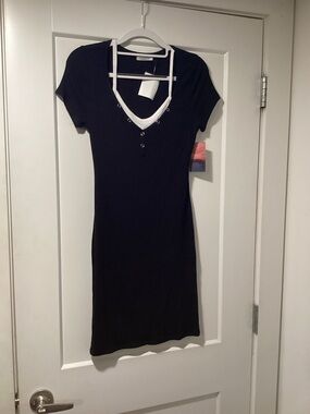 NWT Haley & June Size M Black V-Neck Short Sleeve Dress with White Trim